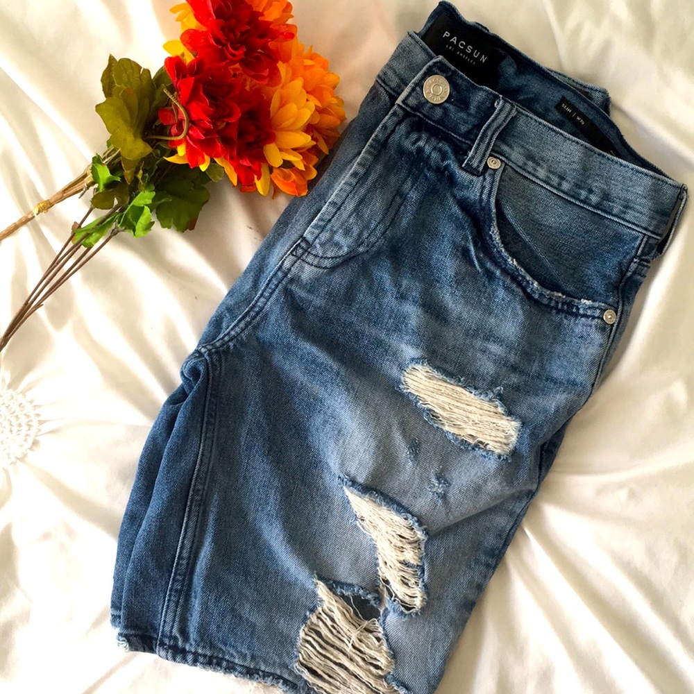Men’s ripped denim shorts